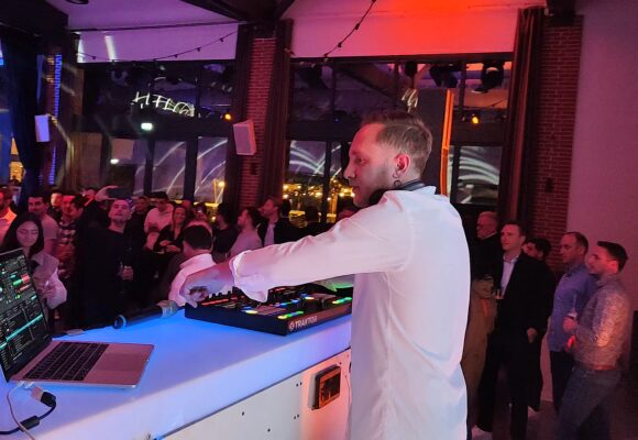 DJ Papy alias Yann Papy, DJ et batteur événementiel disponible en booking via Zento Corp Nice