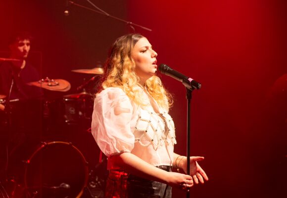 Elise Allasia en performance vocale live, artiste passionnée pour événements et soirées premium