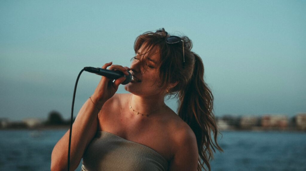 Juliette, chanteuse live disponible en booking via Zento Corp pour événements sur la Côte d'Azur