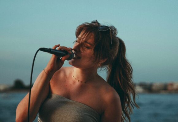 Juliette, chanteuse live disponible en booking via Zento Corp pour événements sur la Côte d'Azur