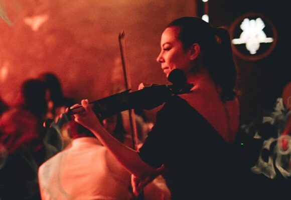 emma lee minia expert en booking d'artistes et production evenementielle